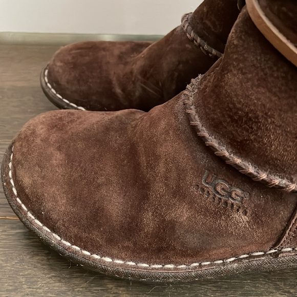Brown Ankle Height UGG boots with tie - Picture 6 of 11